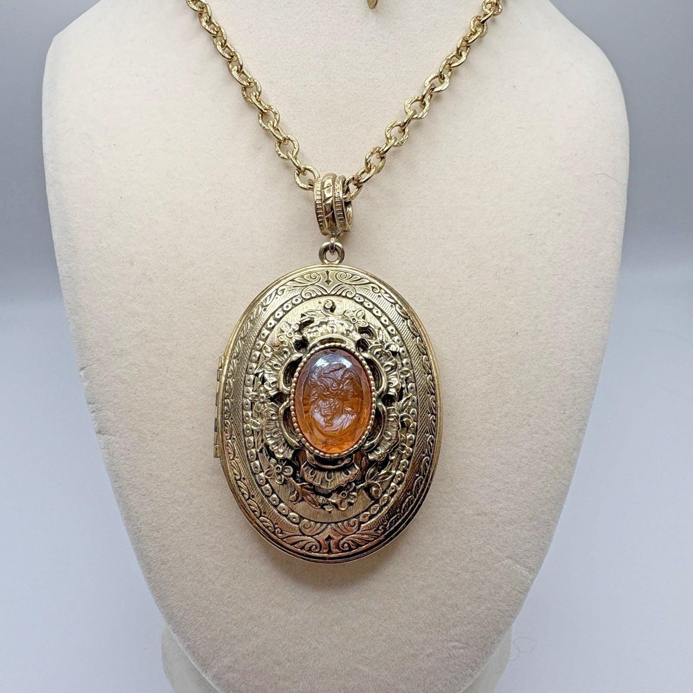 Vintage Whiting Davis Cameo Locket Pendant Necklace Gold Tone Elegant